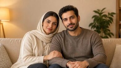 رابطهی جنسی بهتر؛ ۷ چیزی که بیشتر زوجها جا میندازن زوج در فضایی آرام و گرم در خانه
